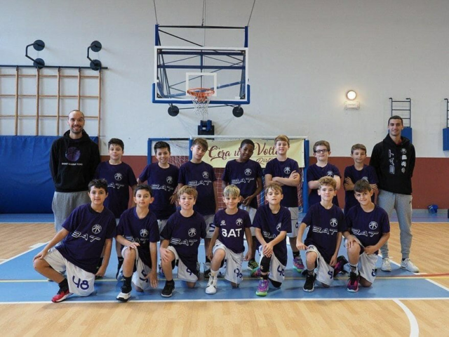 🏀⚫️🟣 31-10-2024 / 3-11-2024 🟣⚫️🏀

4 giorni che difficilmente i nostri aquilotti 2014 e 2015 dimenticheranno.
Un’esperienza unica vissuta grazie alla @vbs.basket VBS Cup - Terzo Memorial Aldo Monti in quel di Varese-Gavirate-Arcisate e Malnate.

32 squadre divise in 8 gironi, bambini provenienti dalla Lombardia, dal Piemonte, dalla Toscana, dal Veneto, dal Friuli, dall’Emilia Romagna, dal Trentino, dal Lazio, dalla Germania, dalla Grecia, dalla Spagna si sono sfidati in un clima di festa e di sana e corretta rivalità sportiva.

La tradizione del torneo prevede che le società della zona ospitino una squadra che viene da lontano. Le nostre famiglie hanno ospitato i bambini di PONTEVECCHIO Bologna, un’esperienza educativa ancor più che sportiva. Bambini che non si conoscevano fino a qualche minuto prima diventano inseparabili, gli uni a tifare per gli altri. I nostri amici di Pontevecchio arrivano a sfidare il Barcellona, un’emozione incredibile  negli occhi di chi era in campo e di chi era sugli spalti a tifare.

I nostri piccoli BAT nonostante gli acciacchi e l’influenza hanno saputo regalare dei bei momenti di basket, vincendo bene tante partitine e purtroppo perdendone altre di misura…l’ultima partita contro la Pallacanestro Reggiana ha fatto vedere di cosa sono capaci i nostri aquilotti! 

Grazie alle famiglie di 🟡🔵Basket Mastini e 🔴⚪️Basket Lonate (galassia BAT - Basket Academy Ticino): senza di voi, cari genitori, non avremmo potuto vivere un’esperienza del genere.

Complimenti infine a Olimpia Milano per la vittoria del torneo arrivata al termine di un’avvincente finale contro Barcellona (Escola Barca)

E come echeggiava nelle palestre da cui siamo passati: FORZA BAT, FORZA BAT, FORZA BAT!